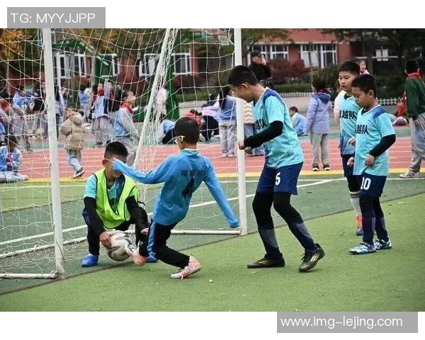 校园足球影像展:记录青春激情与梦想的绿茵场瞬间 校园足球影像展:记录青春激情与梦想的绿茵场瞬间