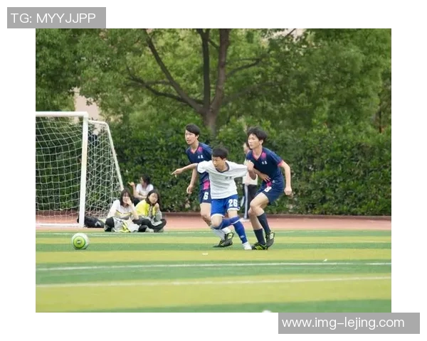 穿足球衣的男生在绿茵场上挥洒汗水与青春的激情与梦想 穿足球衣的男生在绿茵场上挥洒汗水与青春的激情与梦想