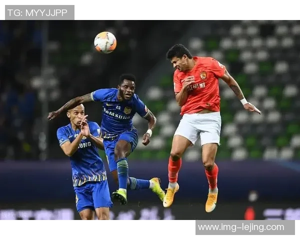 足球场上的带球撞人技巧与战术分析让你轻松掌握比赛节奏与对抗策略 足球场上的带球撞人技巧与战术分析让你轻松掌握比赛节奏与对抗策略